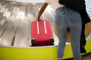 Wie Werden Koffer Im Flugzeug Gelagert? So werden Koffer im Flugzeug sicher transportiert