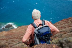 Ab wie vielen Jahren darf man alleine in den Urlaub? Welche Altersgrenzen und Regeln für Alleinreisen gelten